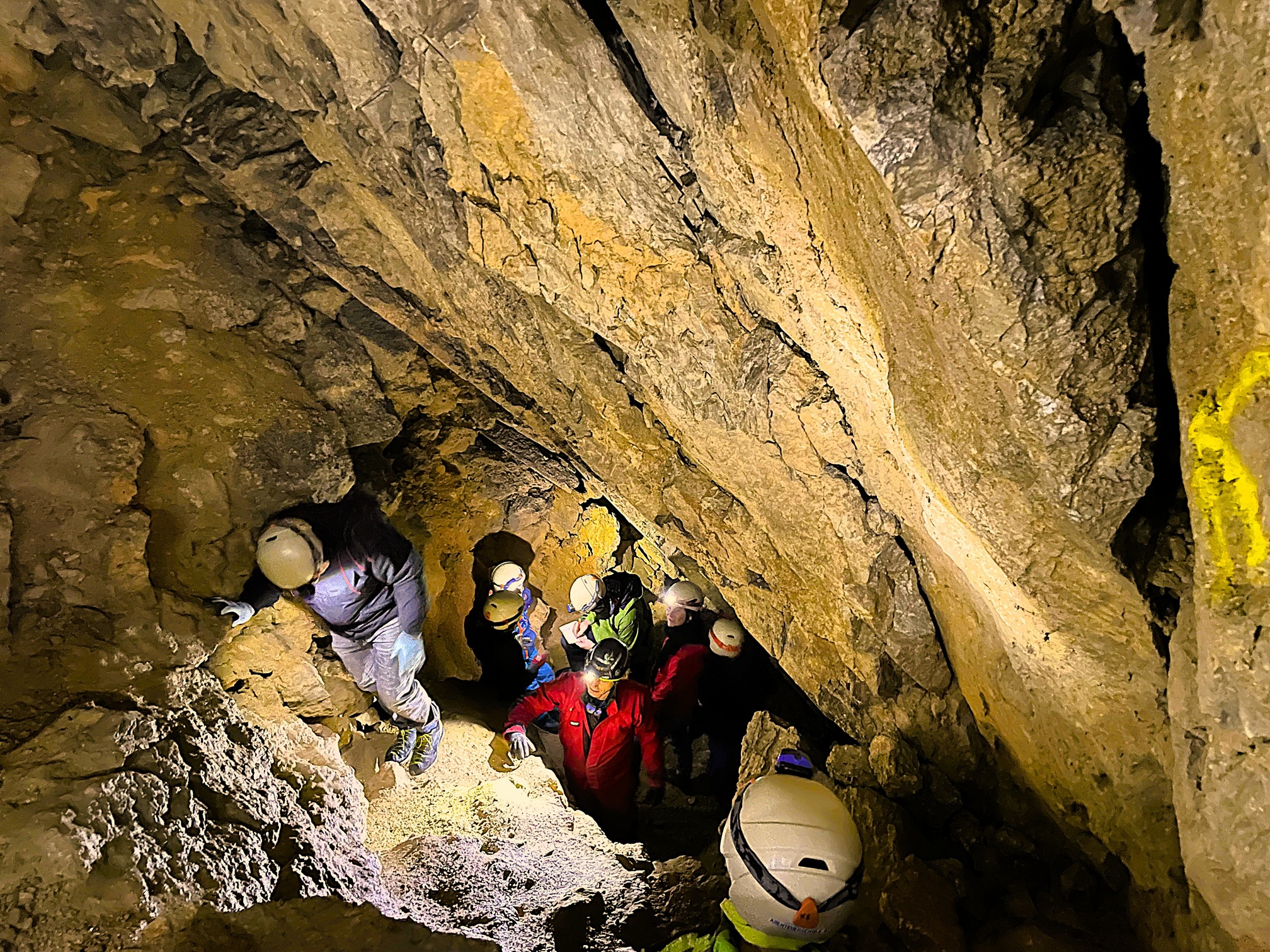 Familie in der Abseilhöhle